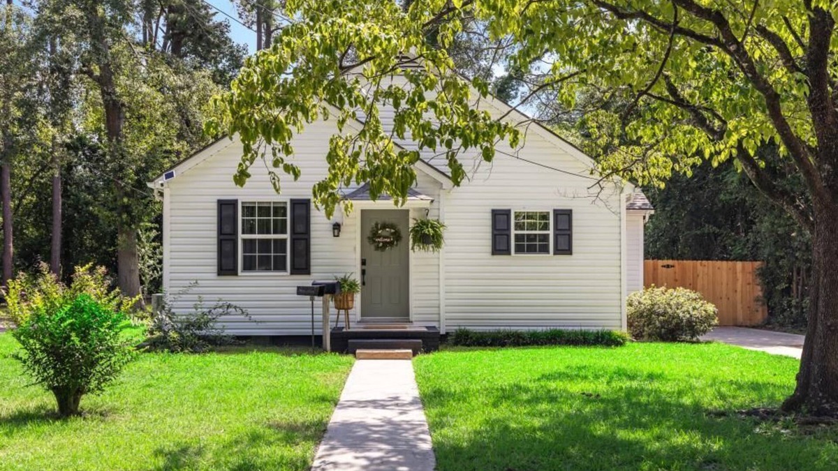Goldsboro Cottage | Cozy Boho Cottage near DT & more. Fire pit with outdoor oasis 🪴 Family Friendly!