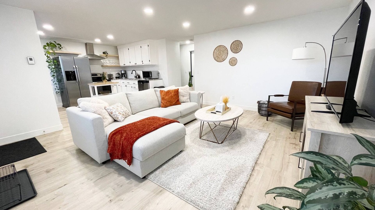 Vancouver House | Cozy Boho Inspired Duplex - with 4 person HOTUB!