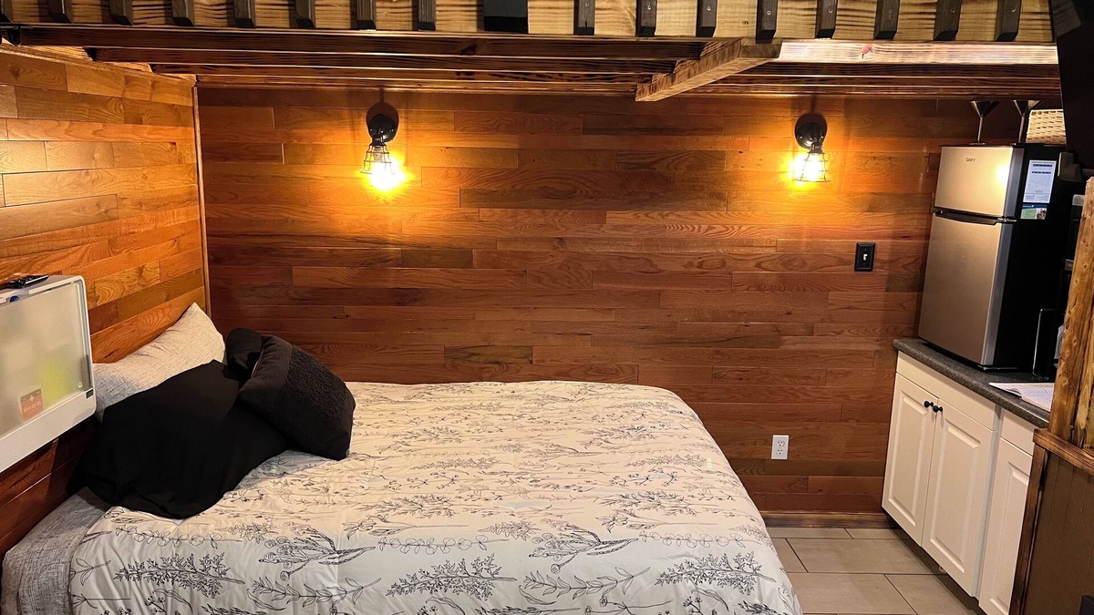 Loretto Apartment | Cozy Bourbon Trail Loft suite in charming Loretto