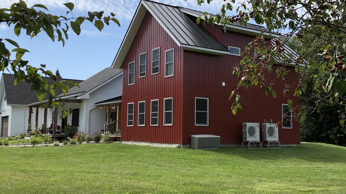 Hinesburg Hotel | Cozy boutique hotel in Hinesburg, Vermont. Queen bed and private tiled bathroom