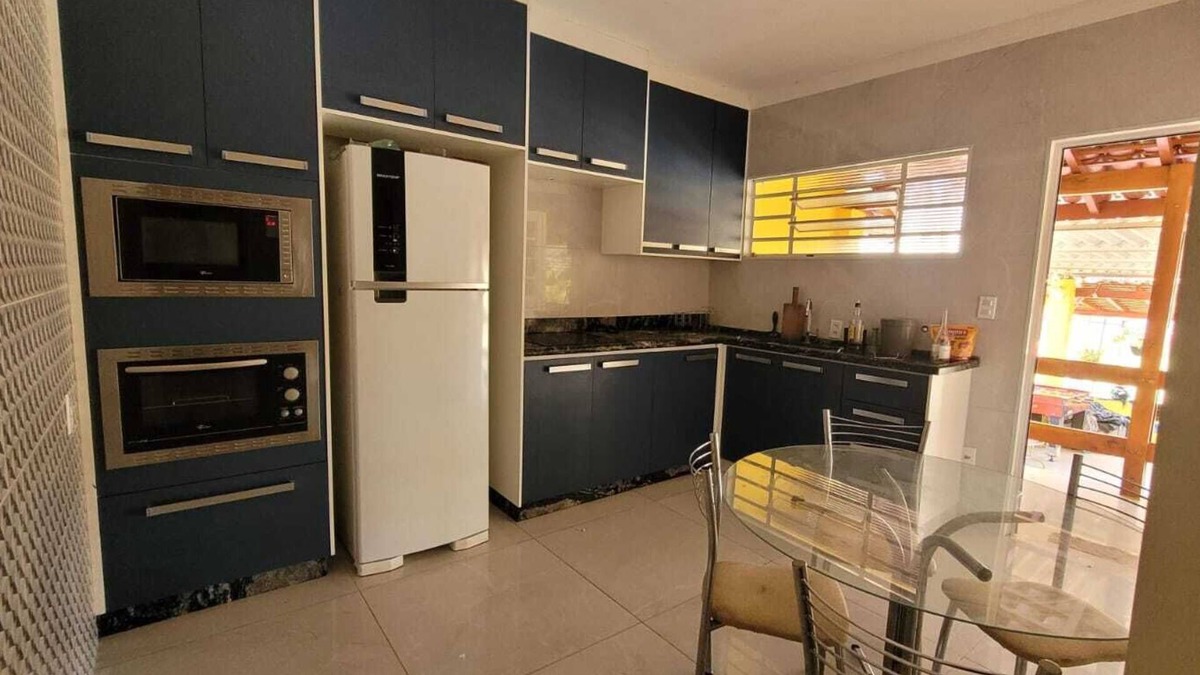 Campinas House | Cozy farmhouse in Campinas with games tables and church-style hall.