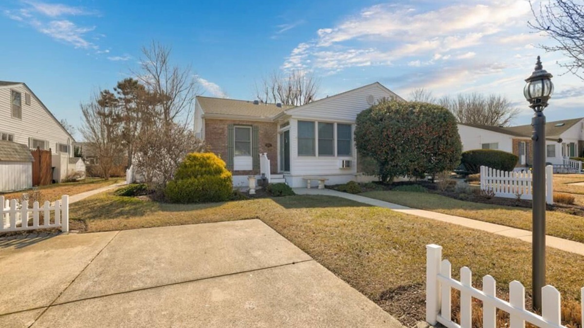 Village Green House | Cozy & bright 2 bedroom 1 bath in Cape May!