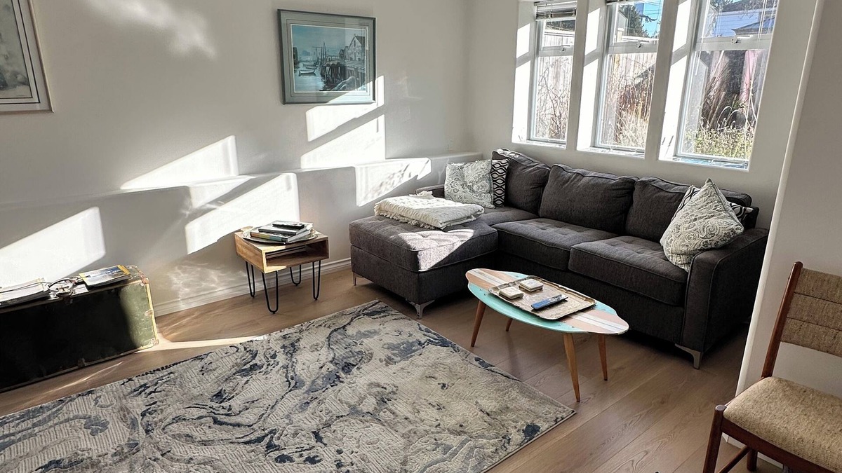 White Rock House | Cozy Bright 2 BR White Rock ground level basement suite near the beach.