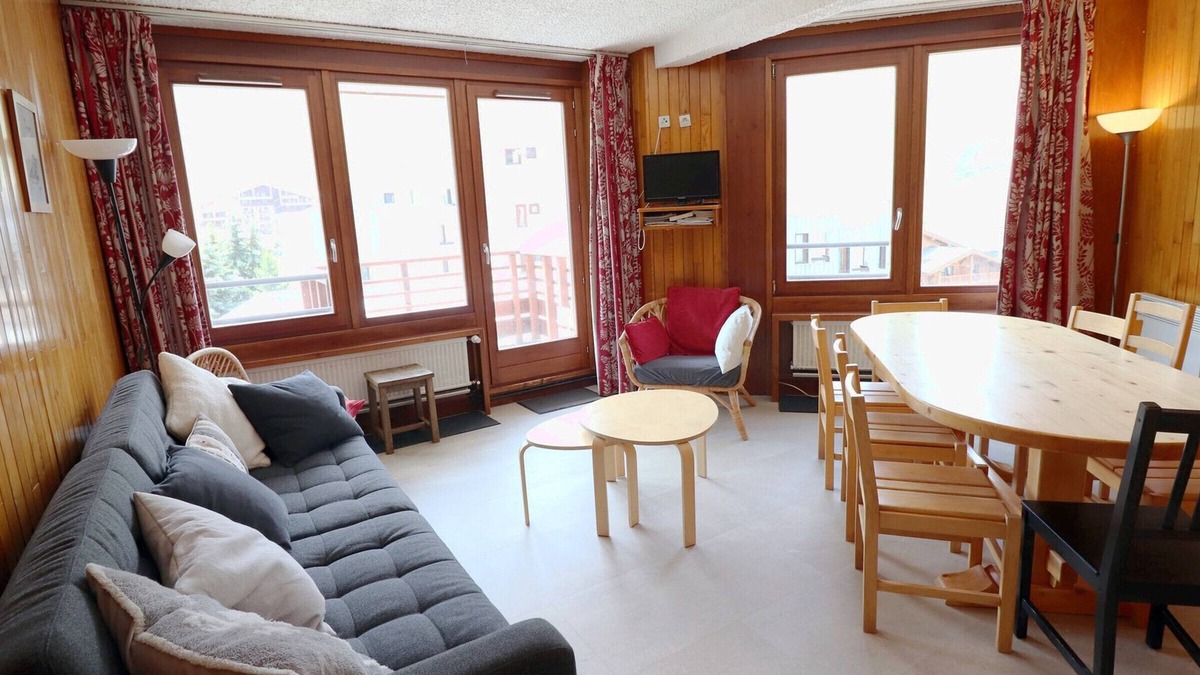 Val Claret Apartment | Cozy & Bright Apartment · Ski-In/Ski-Out · Balcony · Sleeps 10