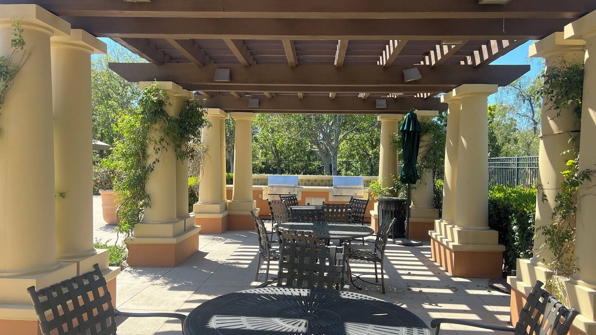 Portola Springs House | Cozy & Bright Townhouse, Pool+Basketball+Tennis Across the Way