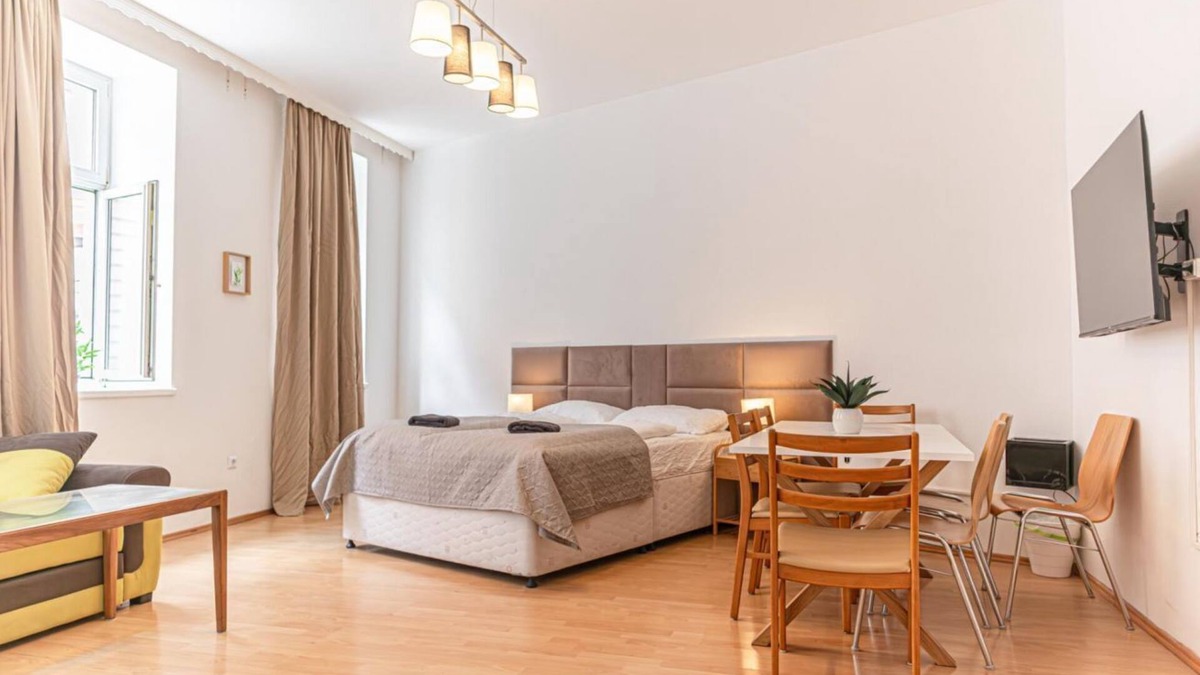 Rudolfsheim-Funfhaus Apartment | Cozy Budget 3BR Apt. with The Best Location