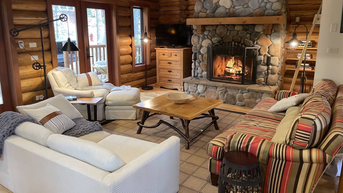 Golden Ski Chalet | Cozy Buffalo Cabin that sleeps 22. Base of Kicking Horse!