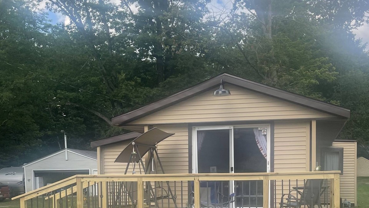 Gladwin House | Cozy bungalow bring your off road vehicle and snowmobiles.