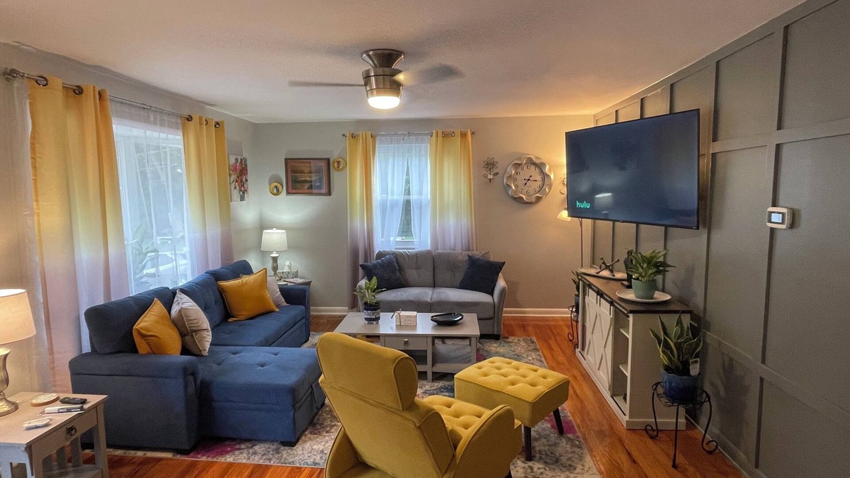 Spring Hill House | Cozy Bungalow in a quiet neighborhood