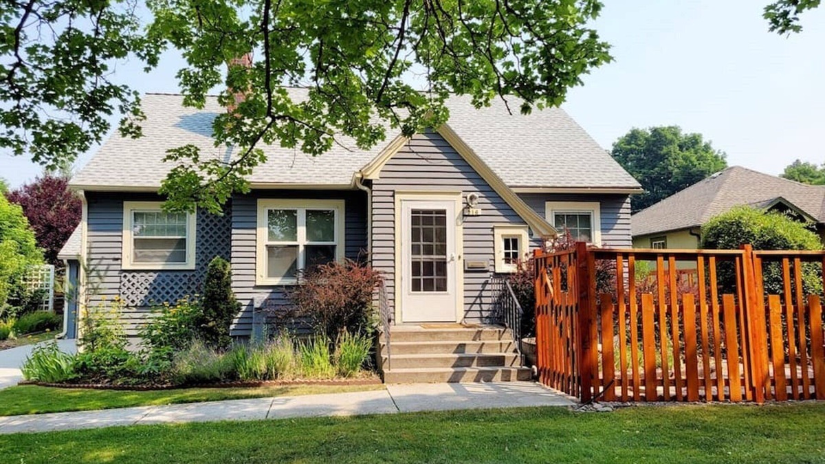University District House | Cozy Bungalow in University District