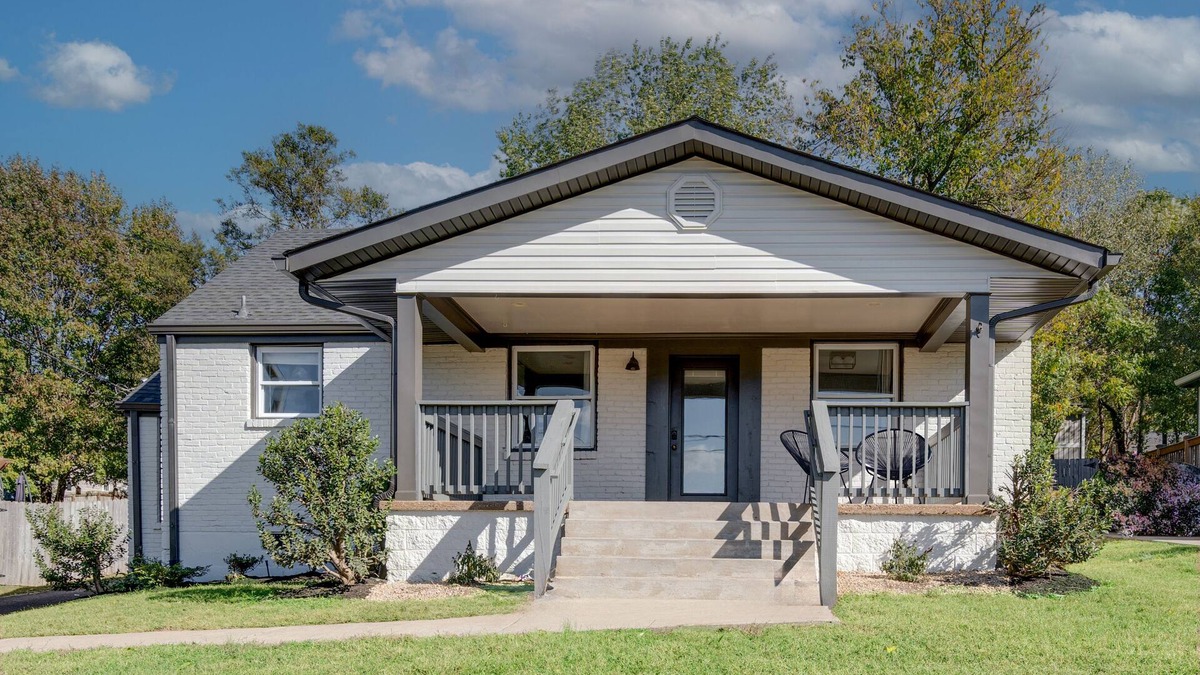 Rolling Acres House | Cozy bungalow in walkable East Nashville with inviting porch