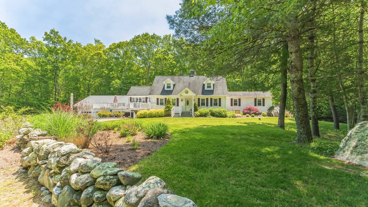 Old Mystic House | Cozy Bungalow Just Minutes from Mystic, Westerly Beaches, Boating and Casinos! by RedAwning