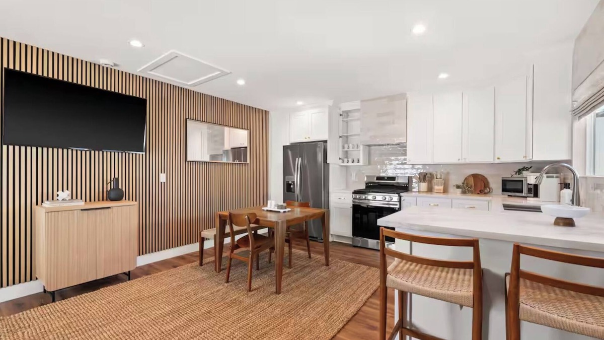 Downey House | Cozy Bungalow near Disney, Knott’s, & DTLA