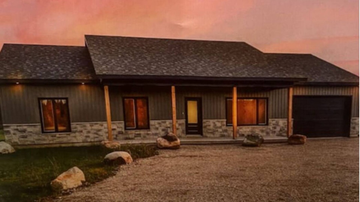 Miller Lake House | Cozy Bungalow - Steps from Lake Huron. Family & dog friendly