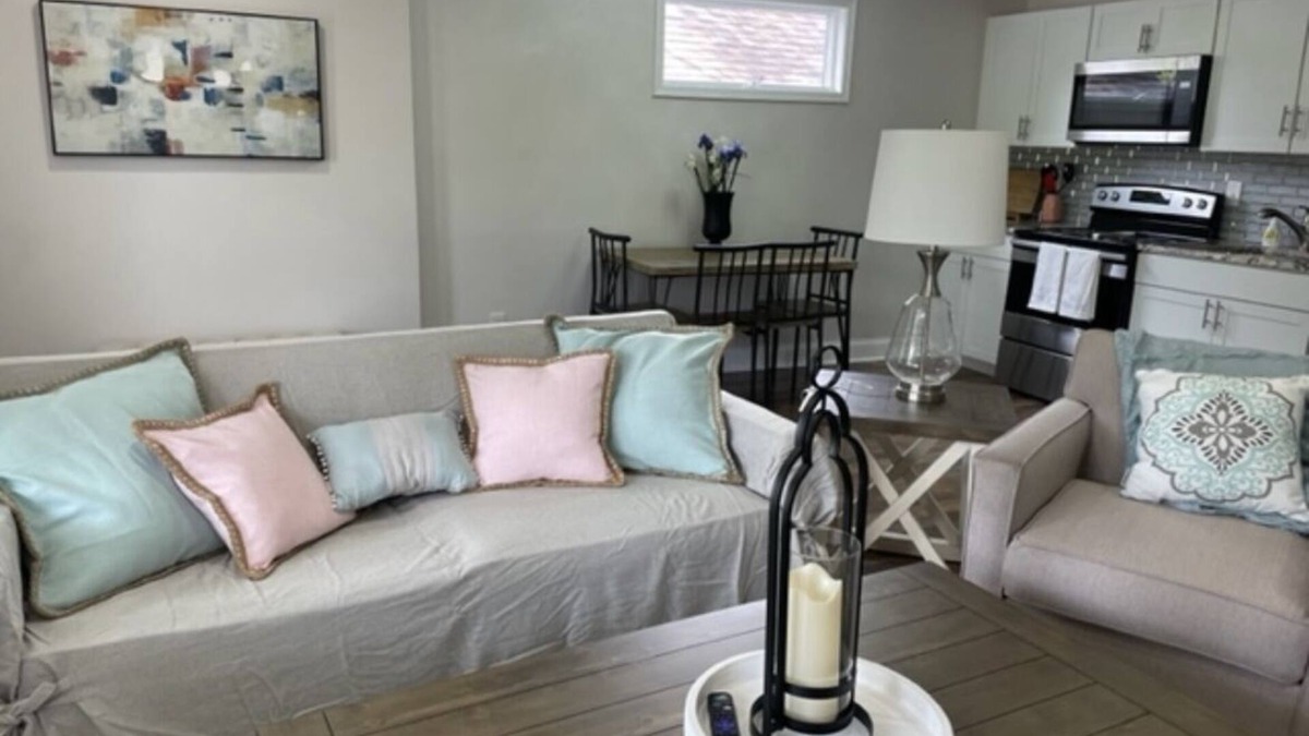 Elsmere House | Cozy bungalow w/deck- 5 minutes from Riverfront