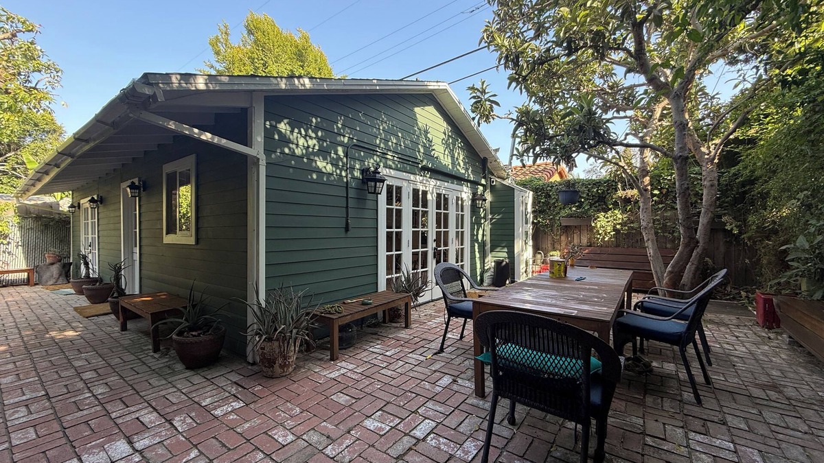 West Hollywood House | Cozy bungalow w/lush outdoor garden w/heat & AC - very walkable