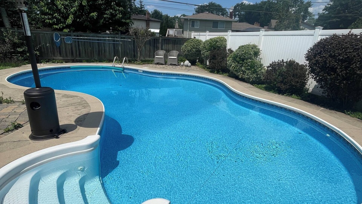 Burlington House | Cozy Bungalow with a Pool