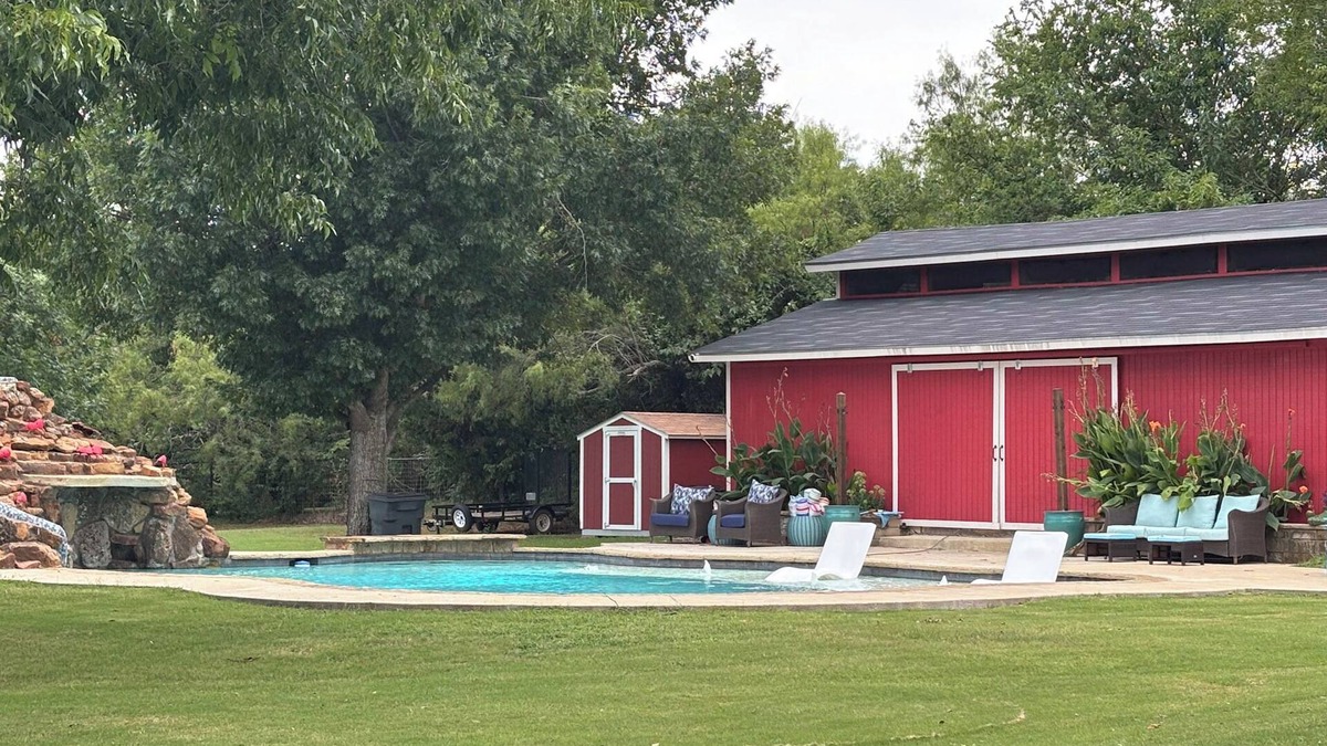 Burleson House | Cozy bungalow with full kitchen/pool in Burleson - Perfect for a cozy getaway