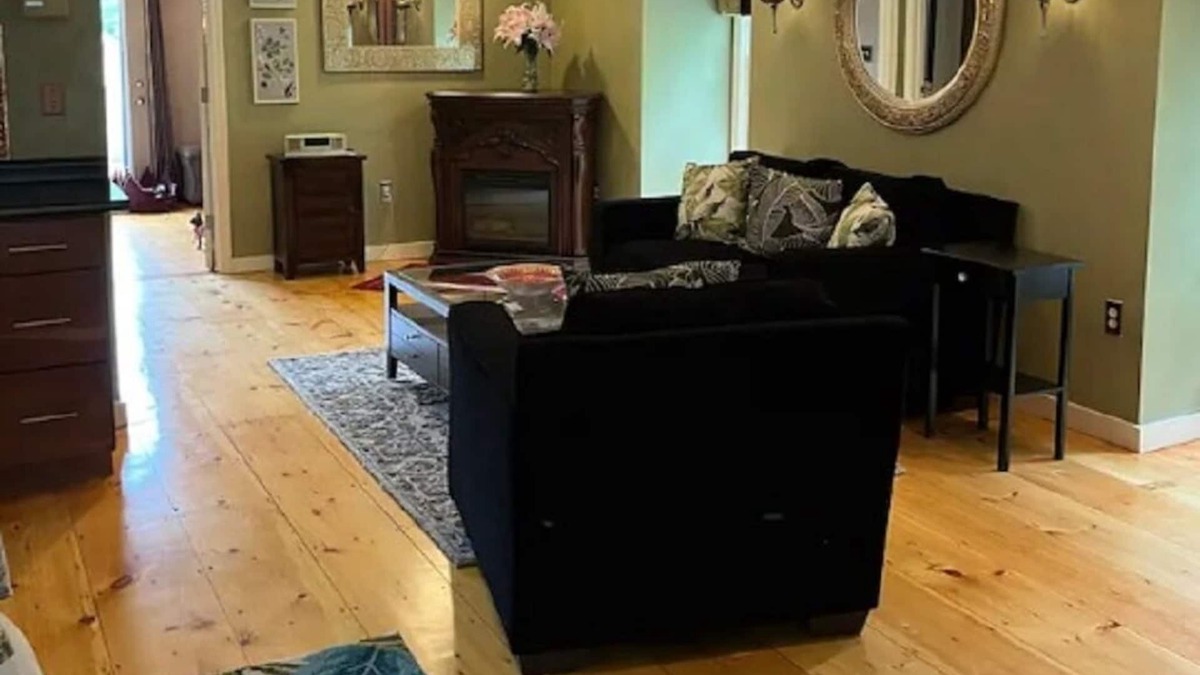 Eliot House | Cozy bungalow with WiFi, AC, and swimming pool access in peaceful Eliot, ME