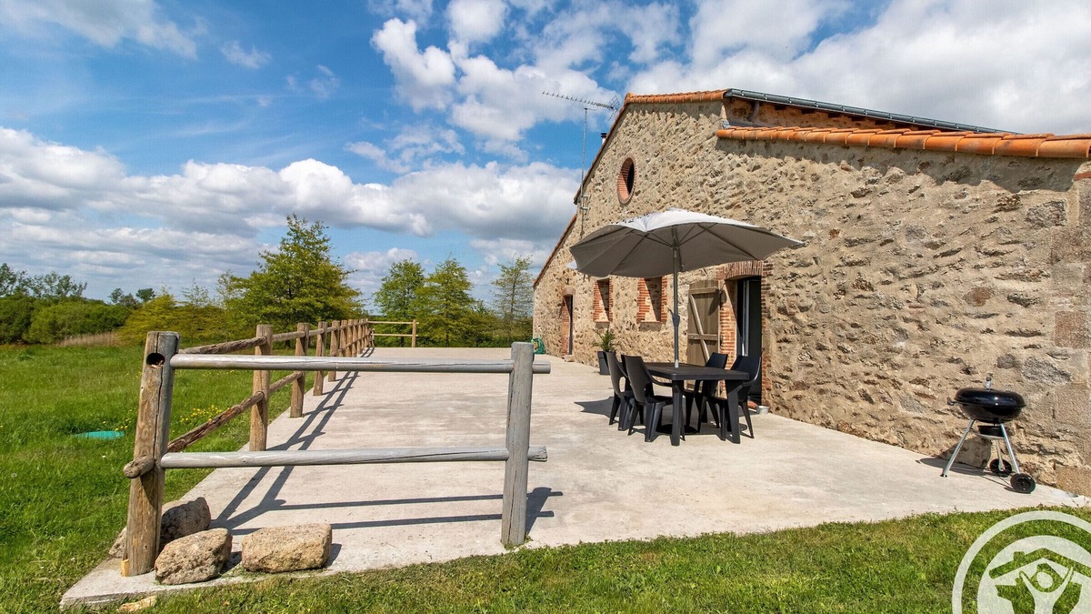 Saint-Christophe-du-Bois Cottage | Cozy Cottage Near Cholet & Puy du Fou - Terrace, BBQ, WiFi, Parking, Sleeps 4