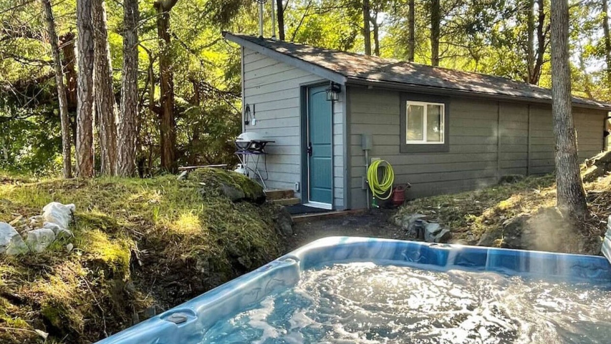 Regional District of Nanaimo Cabin | Cozy Cabana with Large Outdoor Hot Tub