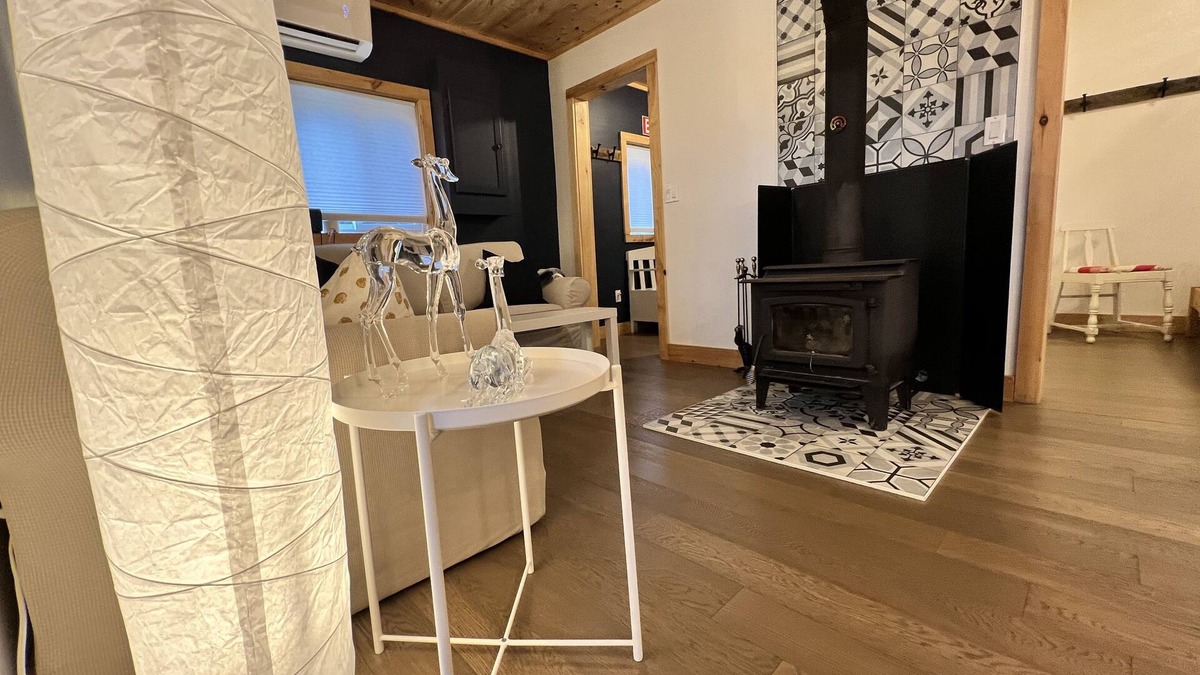 Miller Lake Cottage | Cozy Cabin 20m South of Tobermory-firepit, yard & gorgeous backyard spa