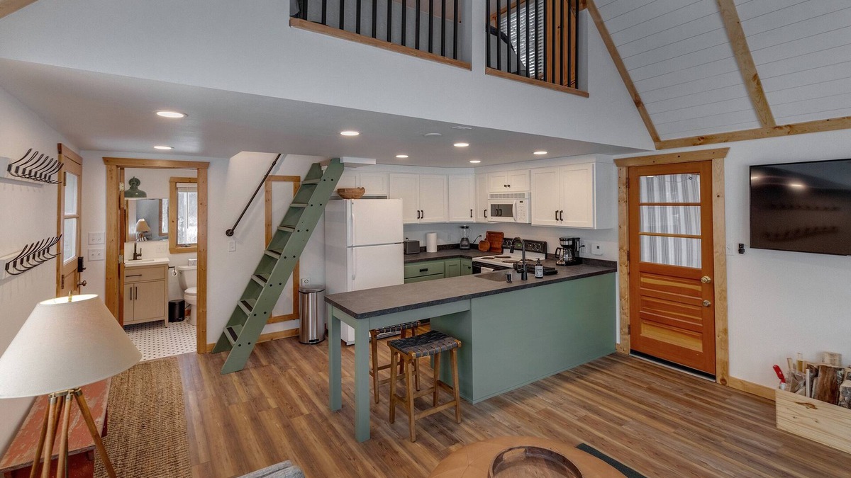 Merrifield Cabin | Cozy cabin 25ft off the water! Near shopping, Restaurants, Attractions & Golf!