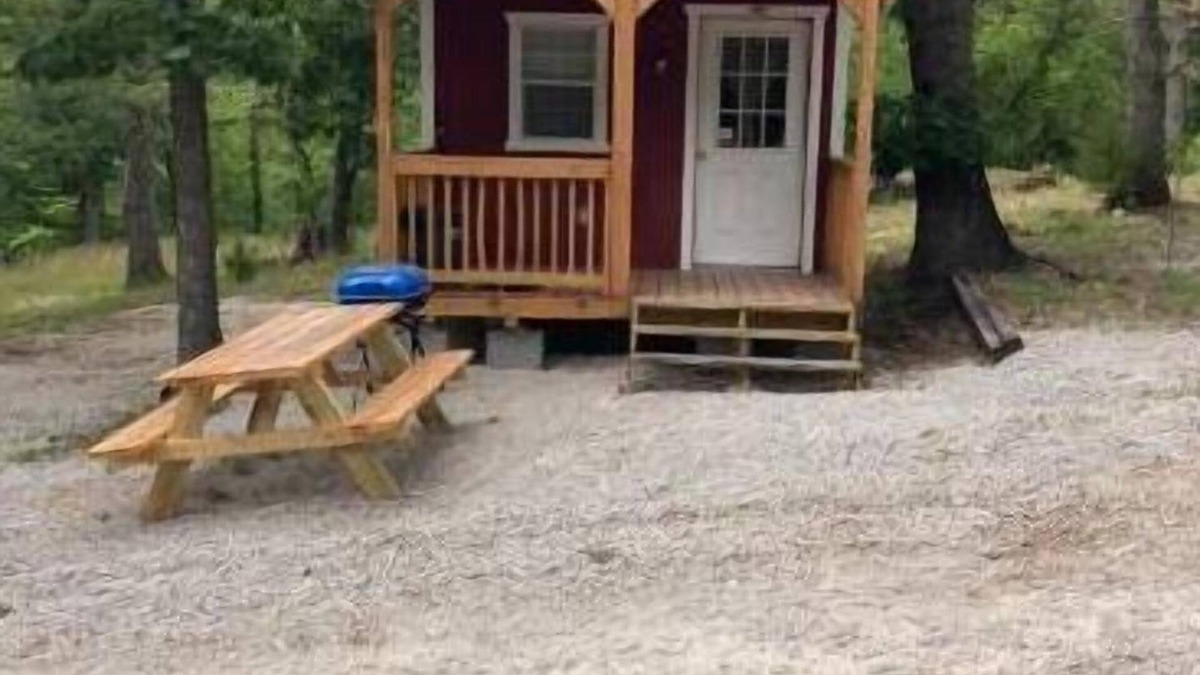 Bennett Springs Cabin | Cozy Cabin #3 located 1 mile from Bennett Spring state park