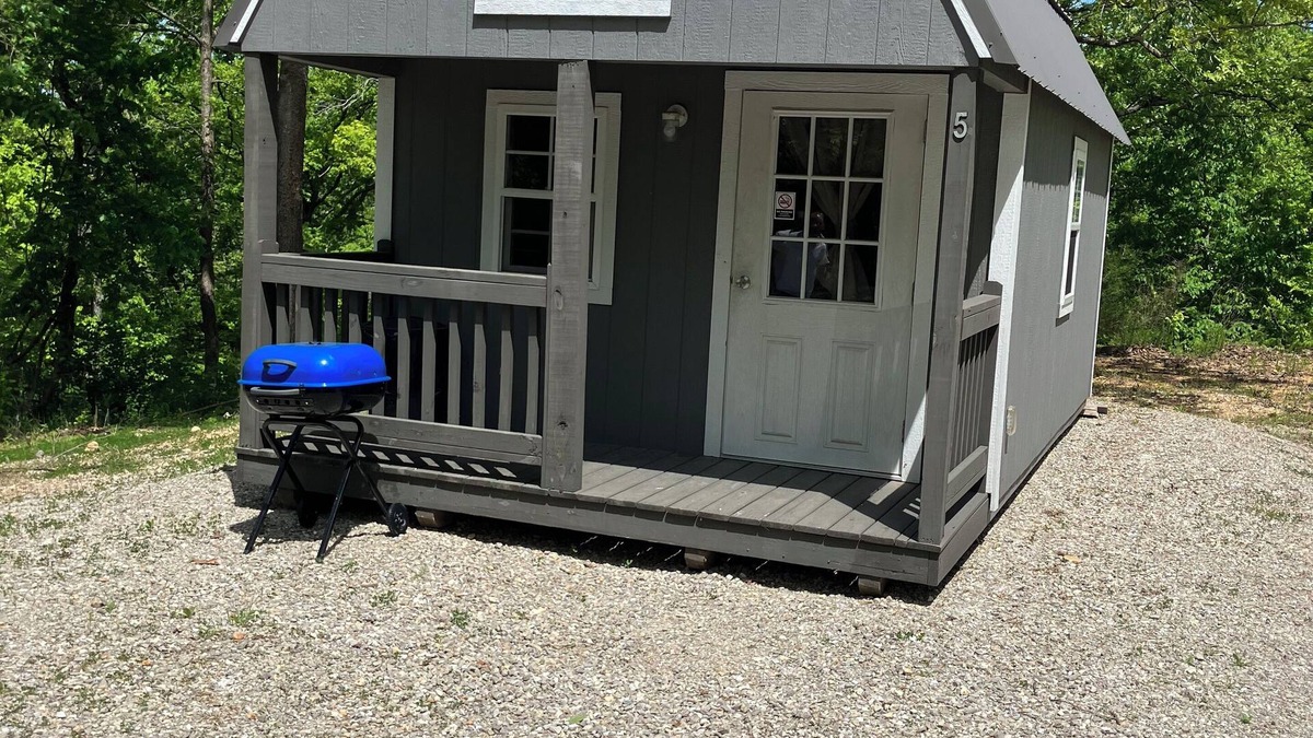Bennett Springs Apartment | Cozy cabin #5 located 1 mile from Bennett Spring State Park