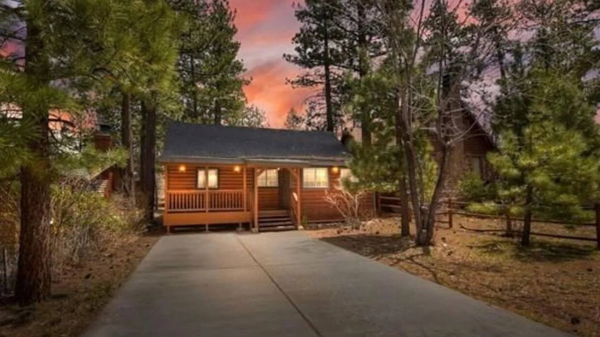 Big Bear Lake Cabin | Cozy Cabin, A/C, Hot Tub, Tankless Water Heater, Jacuzzi, Full Kitchen