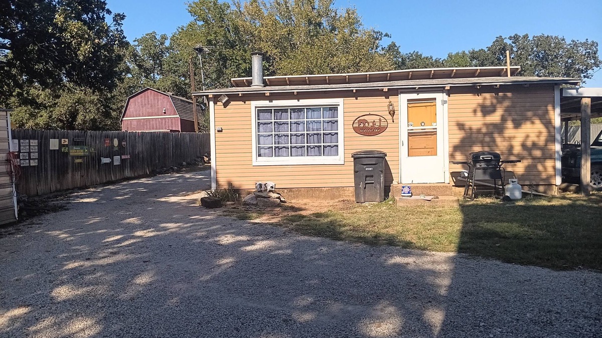 Eastland Cabin | Cozy cabin at Lake Leon. Perfect for fisherman or lake enthusiasts
