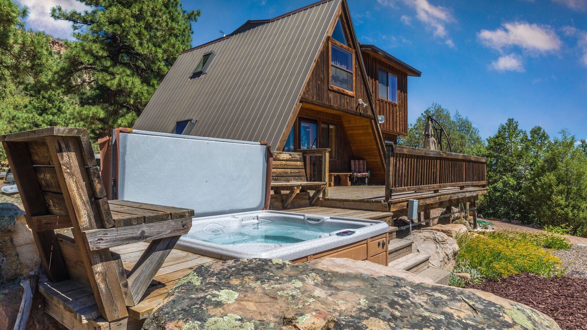 Pleasant Valley Cabin | Cozy Cabin - Beautiful Views of the Surrounding Peaks - Hot Tub