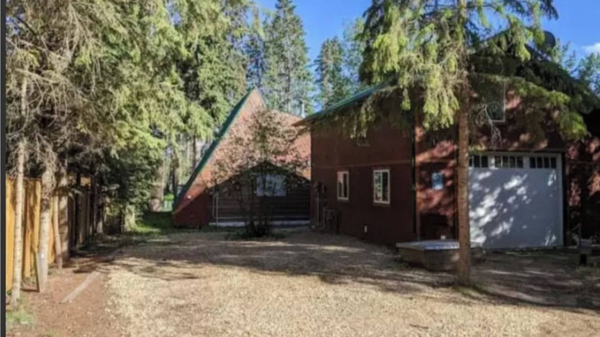 Division No. 8 Cabin | Cozy Cabin By The Lake