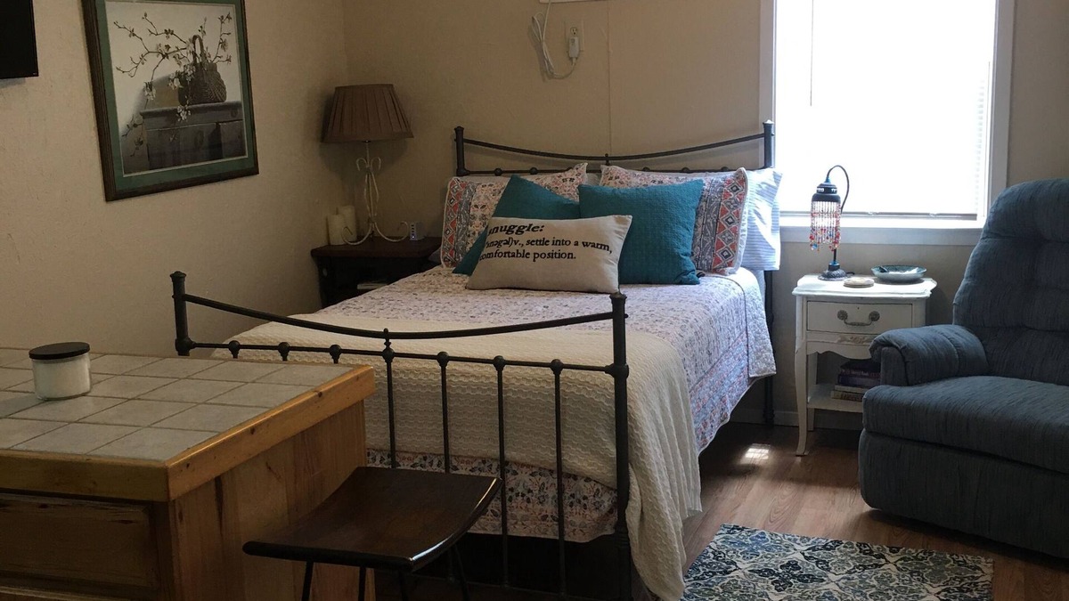 Lufkin Cabin | Cozy Cabin by the Pond