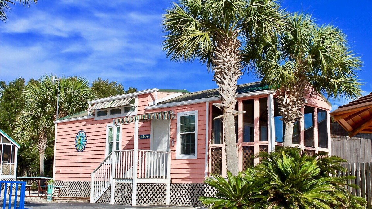 Navarre Cabin | Cozy Cabin Deluxe waterfront Sleeps 8 Pet friendly
