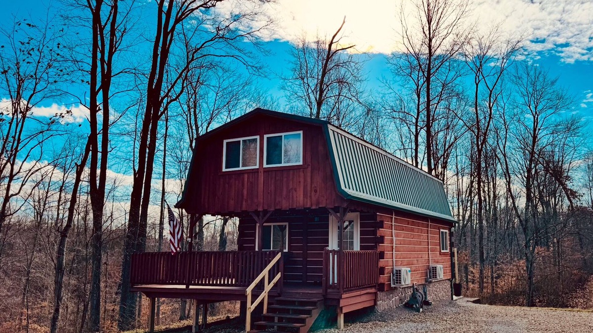 East Fultonham Cabin | Cozy Cabin Escape w/Hot Tub, King Bed & Fire Pit