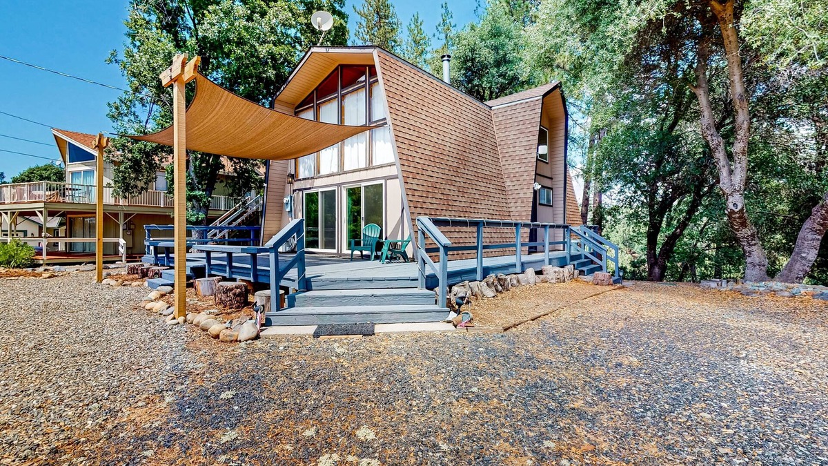 Groveland Cabin | Cozy Cabin | Farmhouse-style cabin in Groveland with gambrel knotty pine ceiling