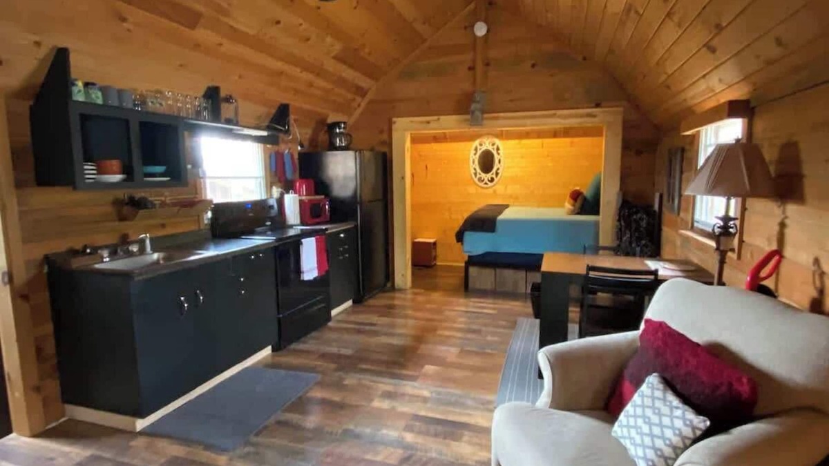 Primrose House | Cozy Cabin for 2 in the Heart of RRG!
