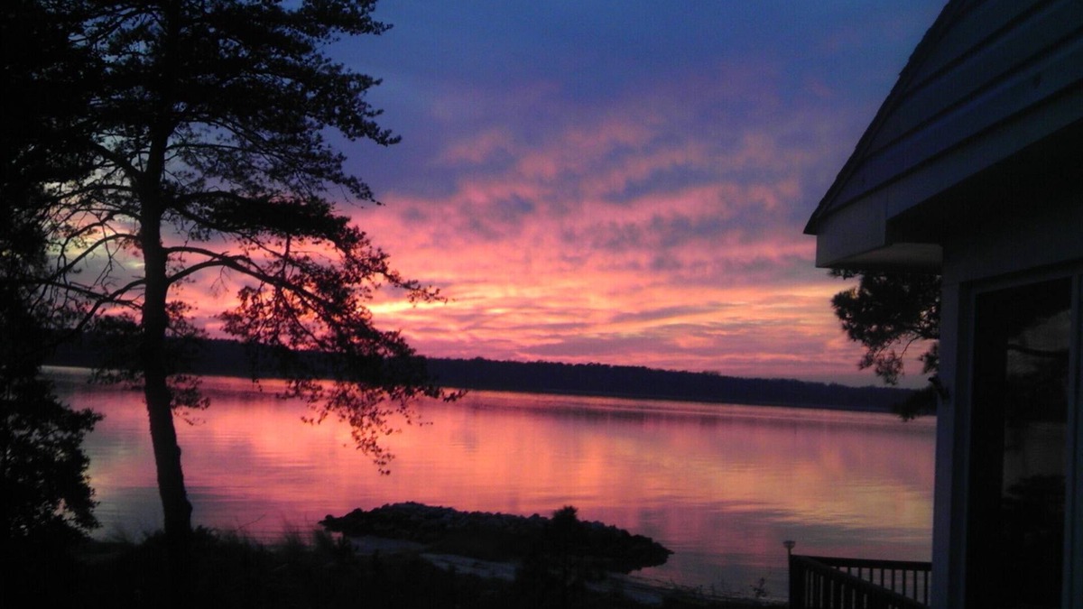 Gloucester Point Cabin | Cozy Cabin Getaway with Beautiful Sunsets on York River, minutes from Yorktown