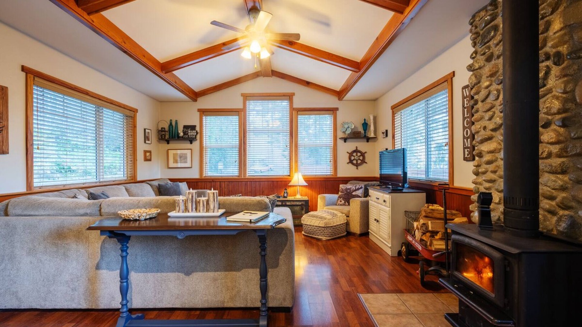 Metchosin Cabin | Cozy Cabin Getaway. Fireplace, king bed, hot tub, Pet OK.