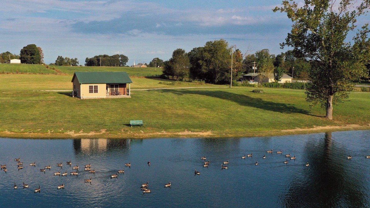 Smiths Grove House | Cozy cabin getaway - Country setting - pond with walking trail