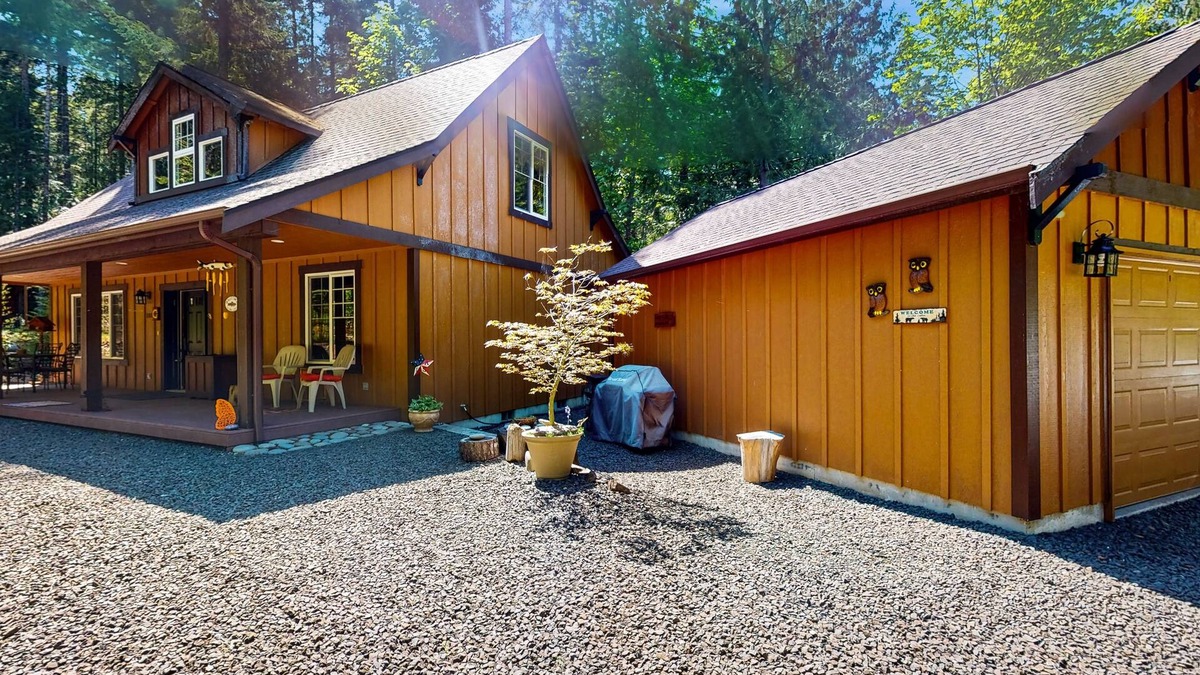 Hoodsport Cabin | Cozy cabin getaway with firepit, patio, gas grill, and private park access