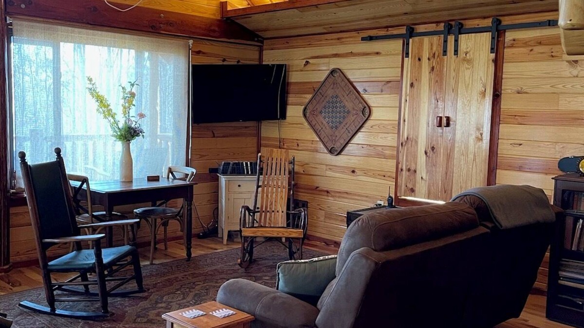 Morris Chapel Cabin | Cozy Cabin Hidden in Amish Country