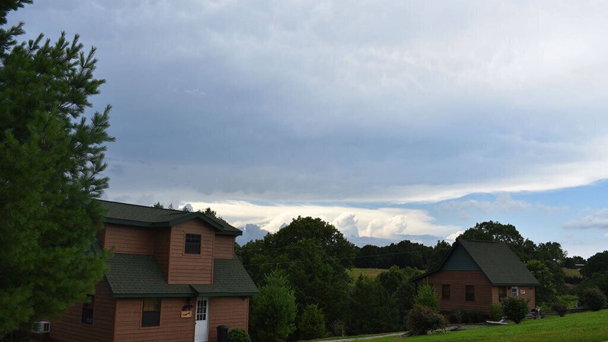 Walnut Shade Cabin | Cozy Cabin; hot tub; brkfst; pool; minutes from Branson!