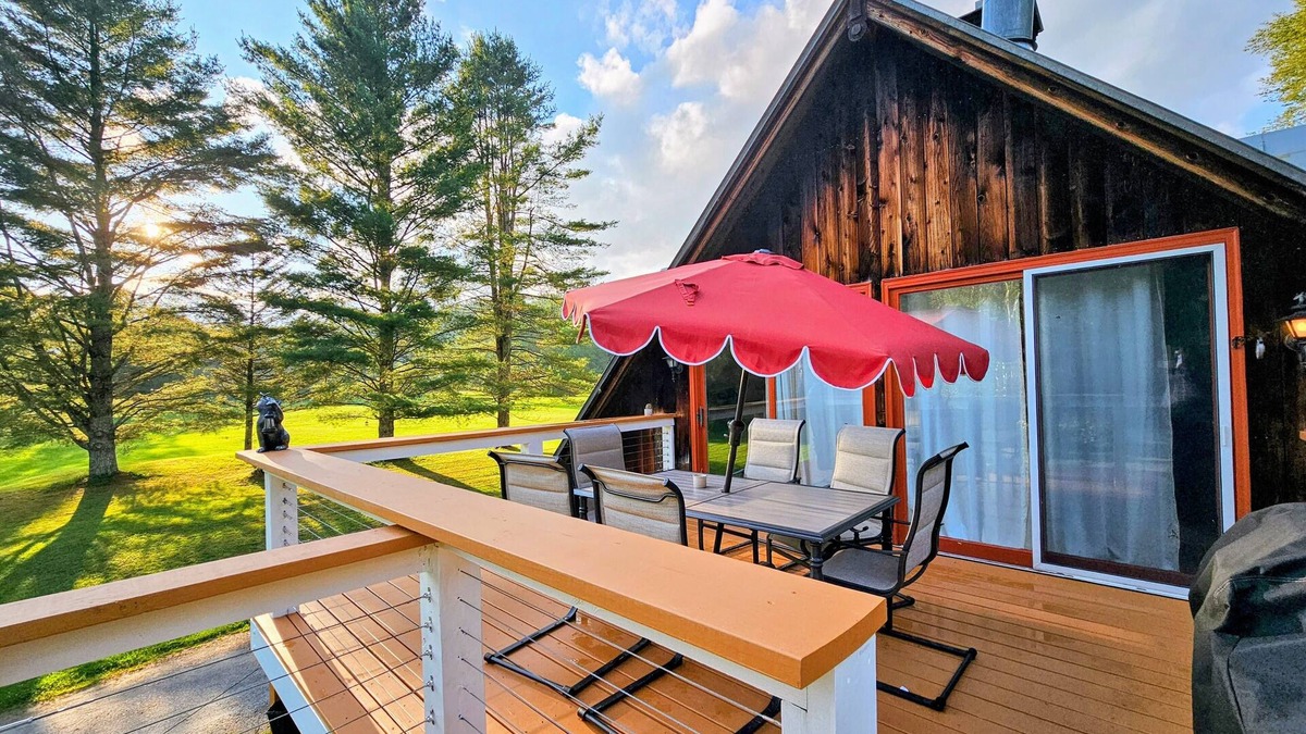 Hancock Cabin | Cozy cabin > Hottub, WiFi, AC. Easy access to outdoors activities year around