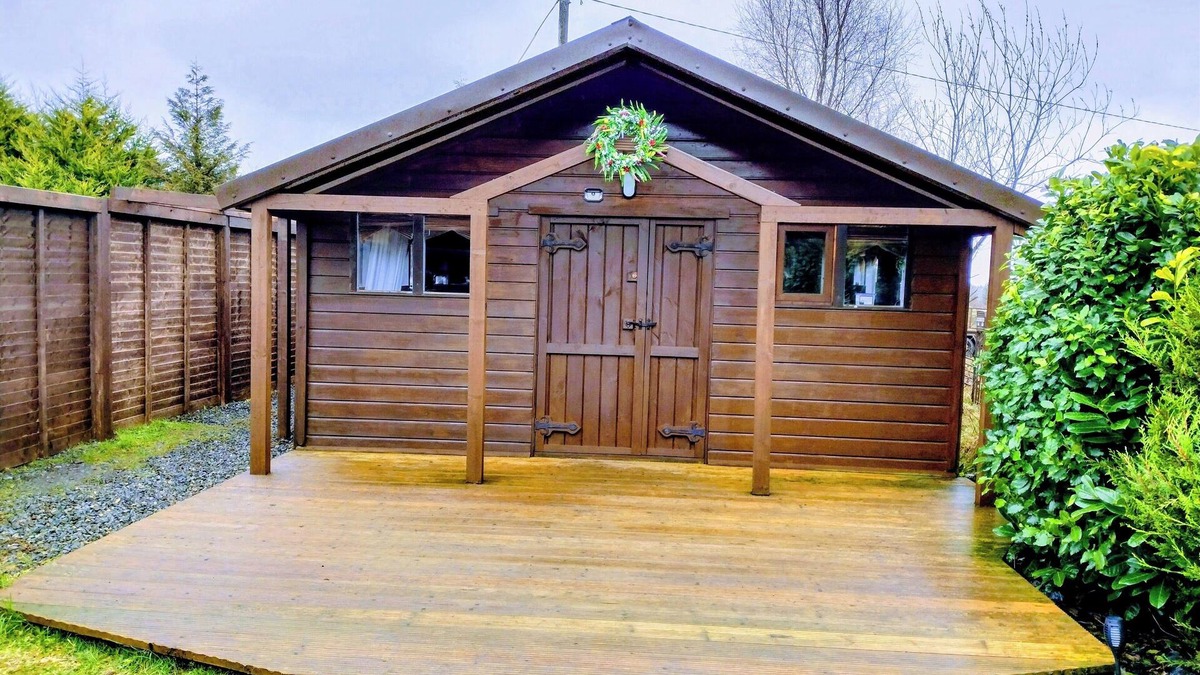Ballaghaderreen Cabin | Cozy cabin in a tranquil rural setting with a hot tub and a wood burning stove