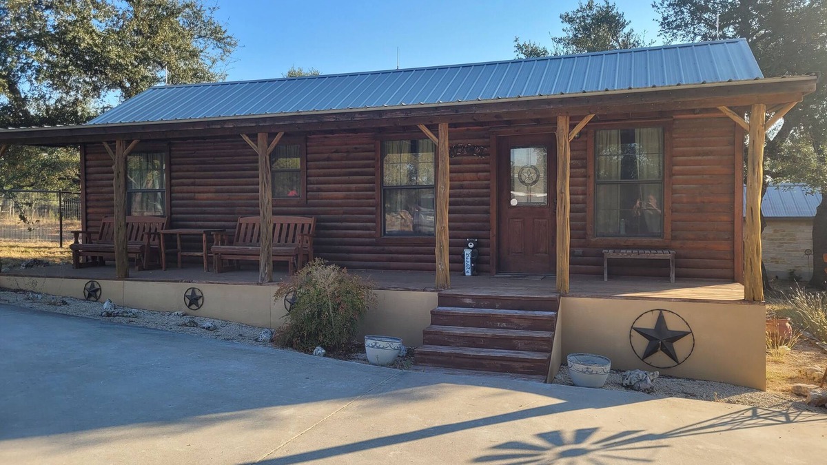 Bulverde Cabin | Cozy cabin in beautiful Bulverde Texas with AC, WiFi