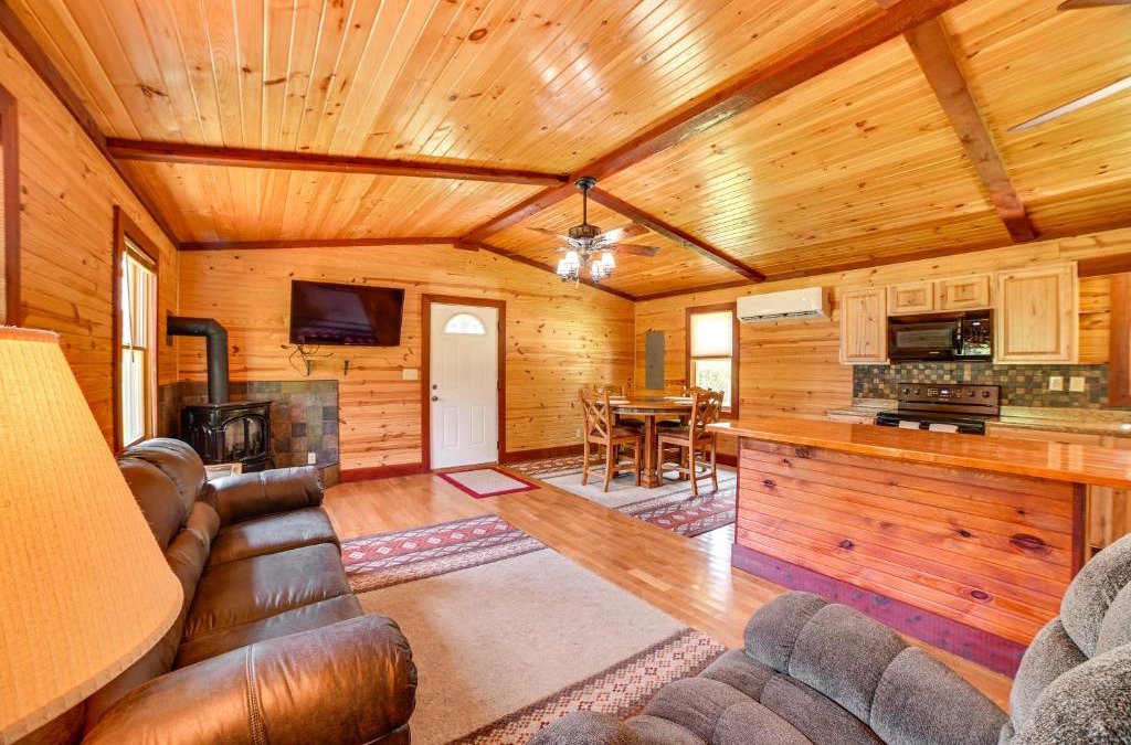 Hardin House | Cozy Cabin in Hardin about 1 Mi to Kentucky Lake!