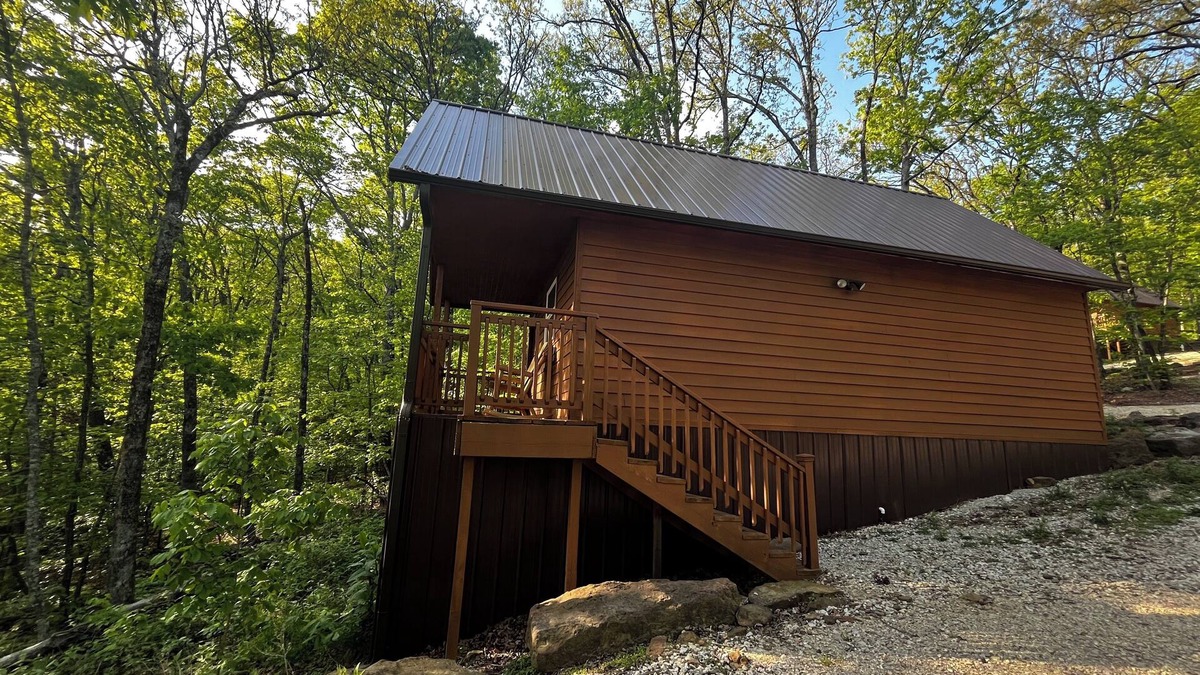 Winslow Cabin | Cozy cabin in our little woodland village - access to pond and meadow