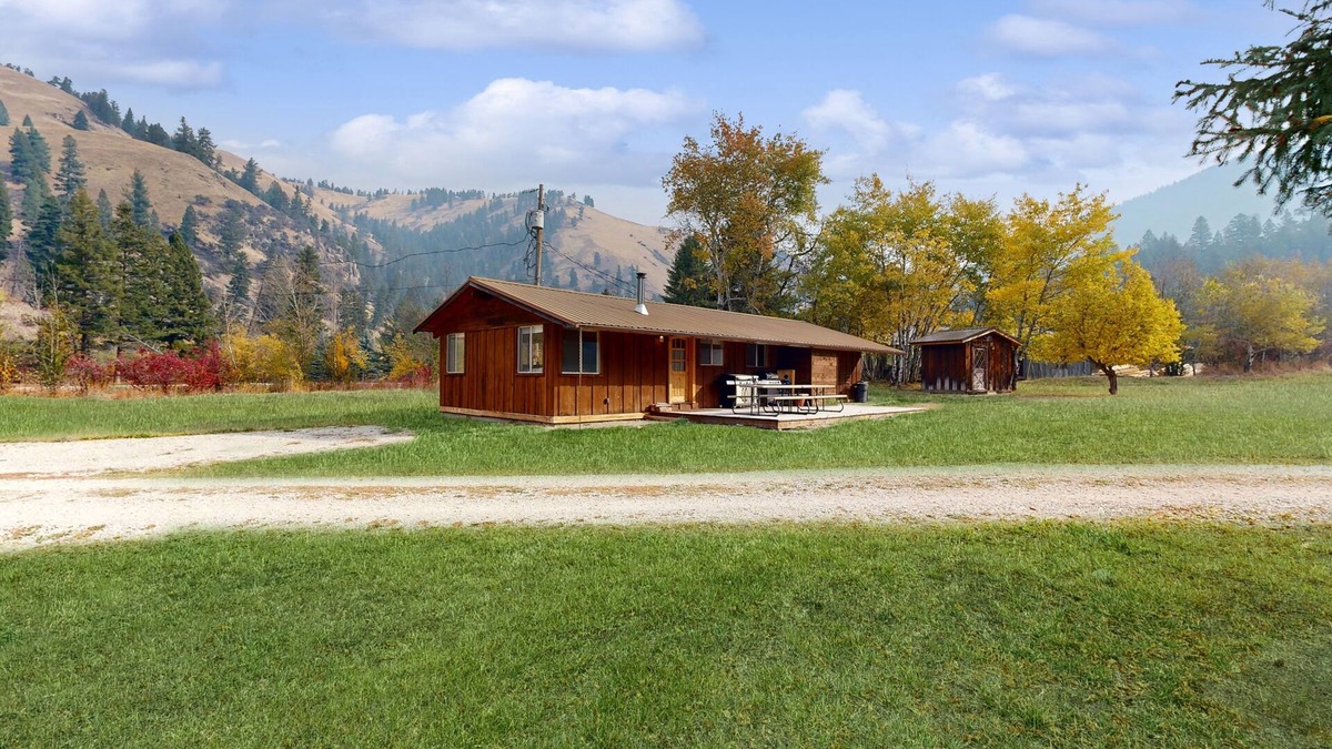 Sula Cabin | Cozy cabin in pastoral setting w/wood stove, mountain views, walk to river